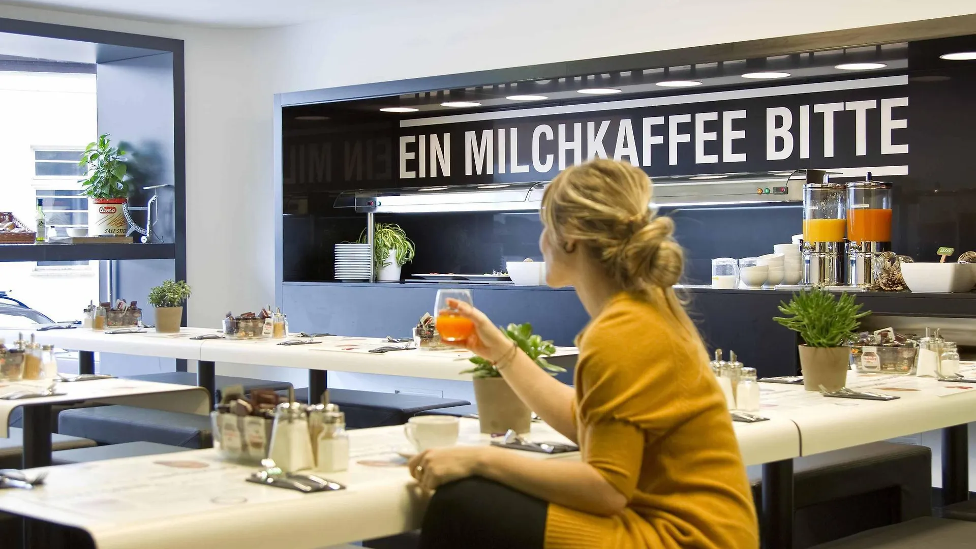Hotel Gat Point Charlie Berlin 3*,