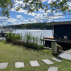 Botel Haus Direkt Am